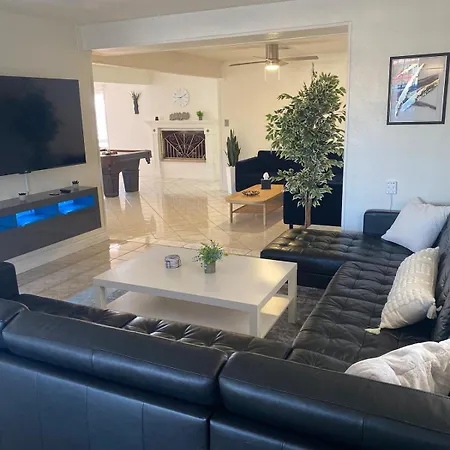 Vegas Oasis- Modern Getaway 5 Mins From Strip Villa